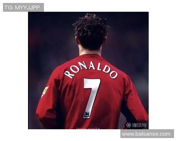 足球明星背影展现帅气风采的迷人瞬间与独特魅力